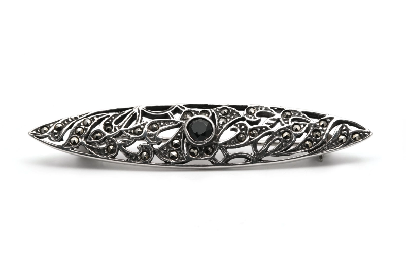 Broche Art Déco en argent 925 sertie d'une onyx et de marcassites