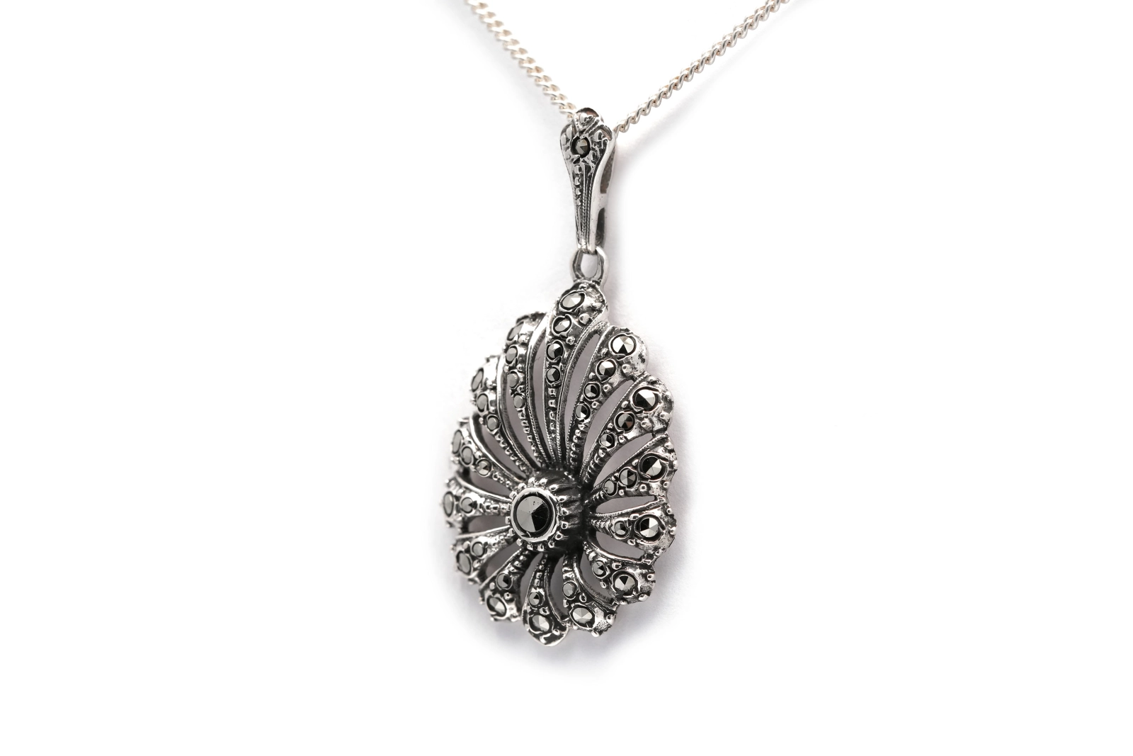 Pendentif Art Déco en argent serti de marcassites