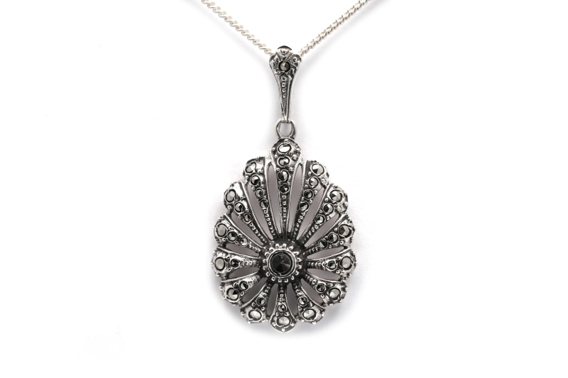 Pendentif Art Déco en argent serti de marcassites