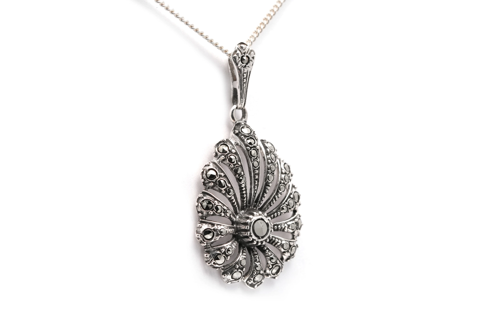 Pendentif Art Déco en argent serti de marcassites