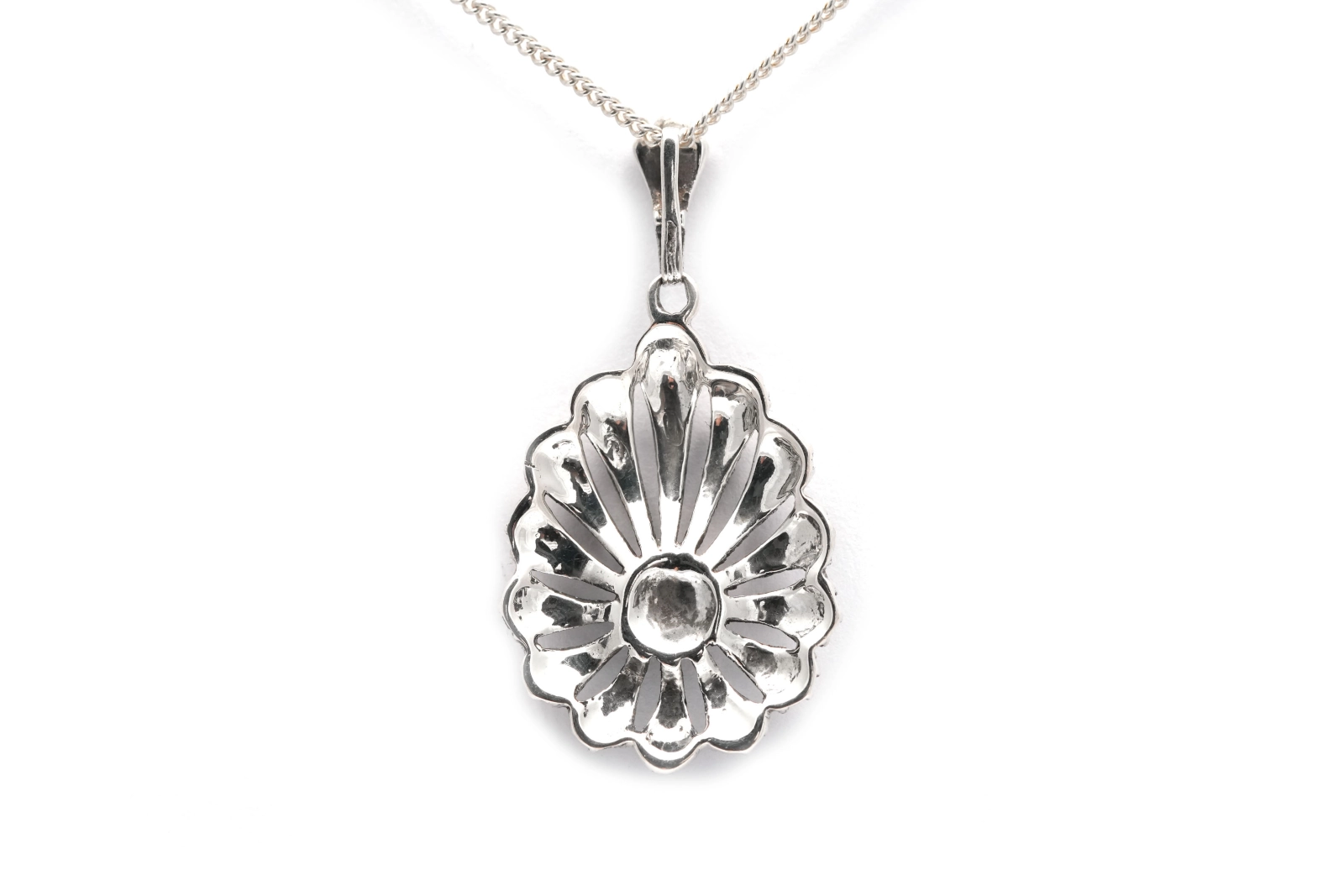 Pendentif Art Déco en argent serti de marcassites