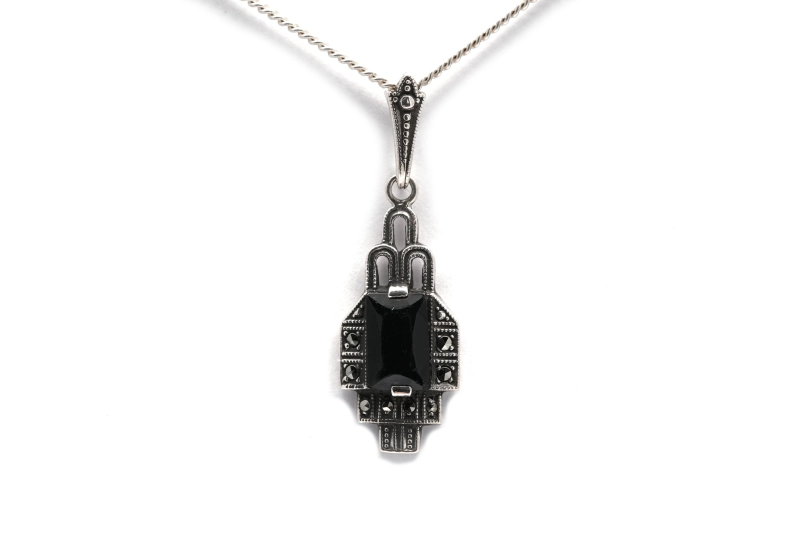 Pendentif Art Déco en argent serti d'une onyx et de marcassites