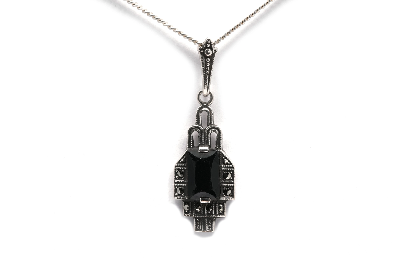 Pendentif Art Déco en argent serti d'une onyx et de marcassites