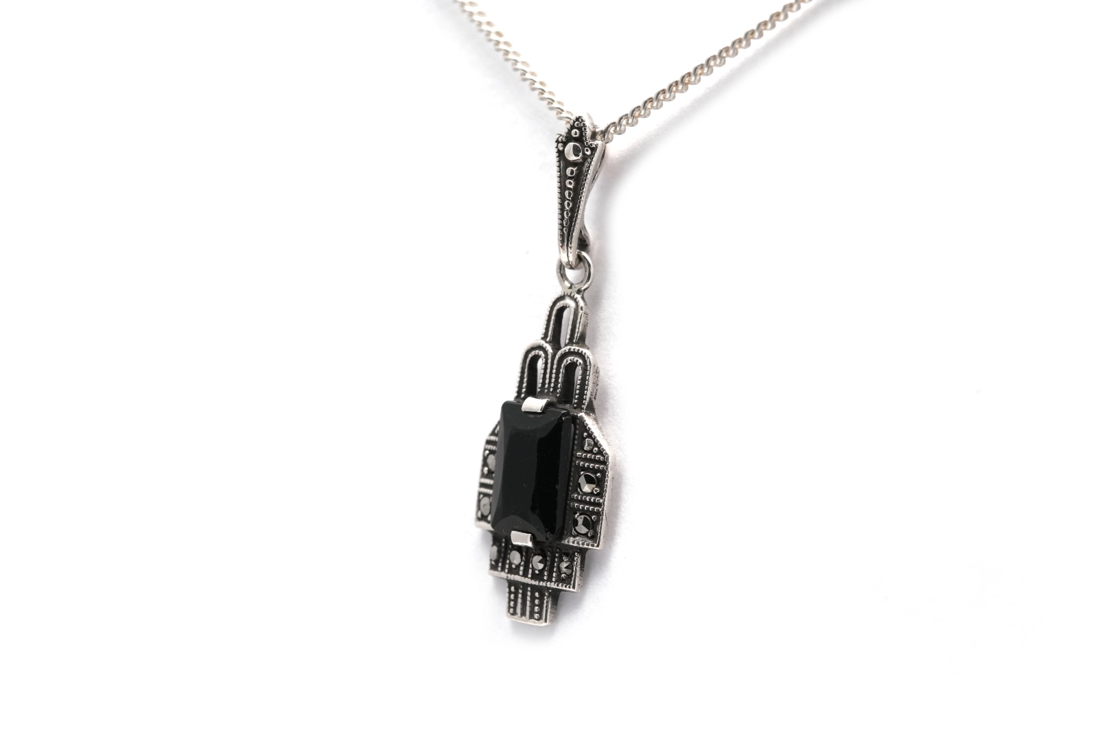Pendentif Art Déco en argent serti d'une onyx et de marcassites