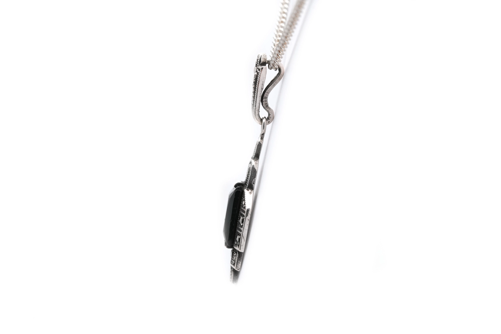 Pendentif Art Déco en argent serti d'une onyx et de marcassites
