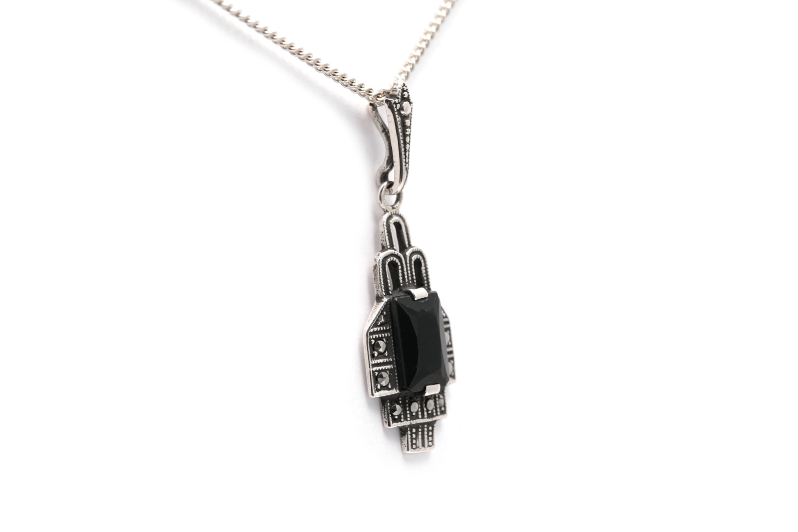 Pendentif Art Déco en argent serti d'une onyx et de marcassites