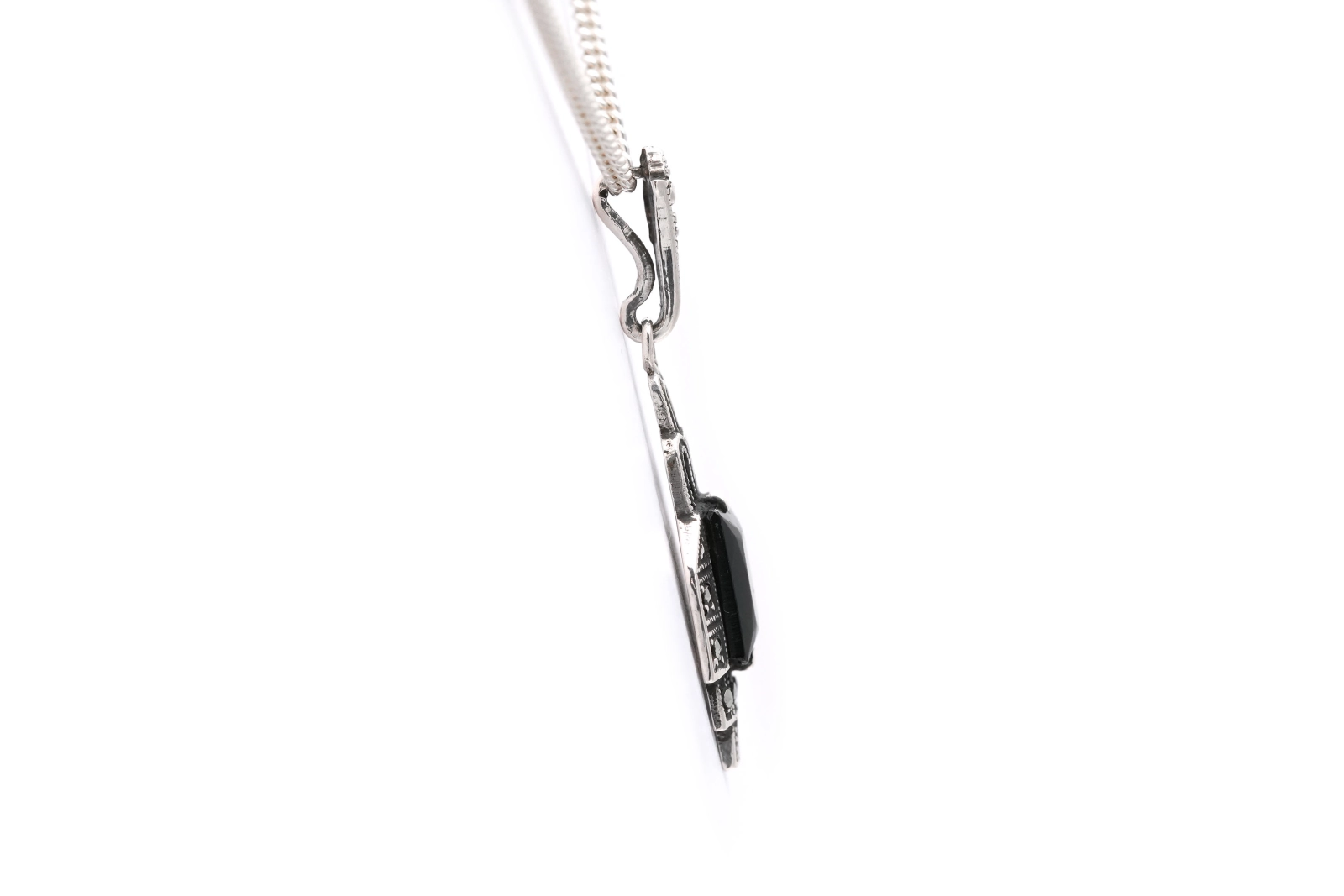 Pendentif Art Déco en argent serti d'une onyx et de marcassites