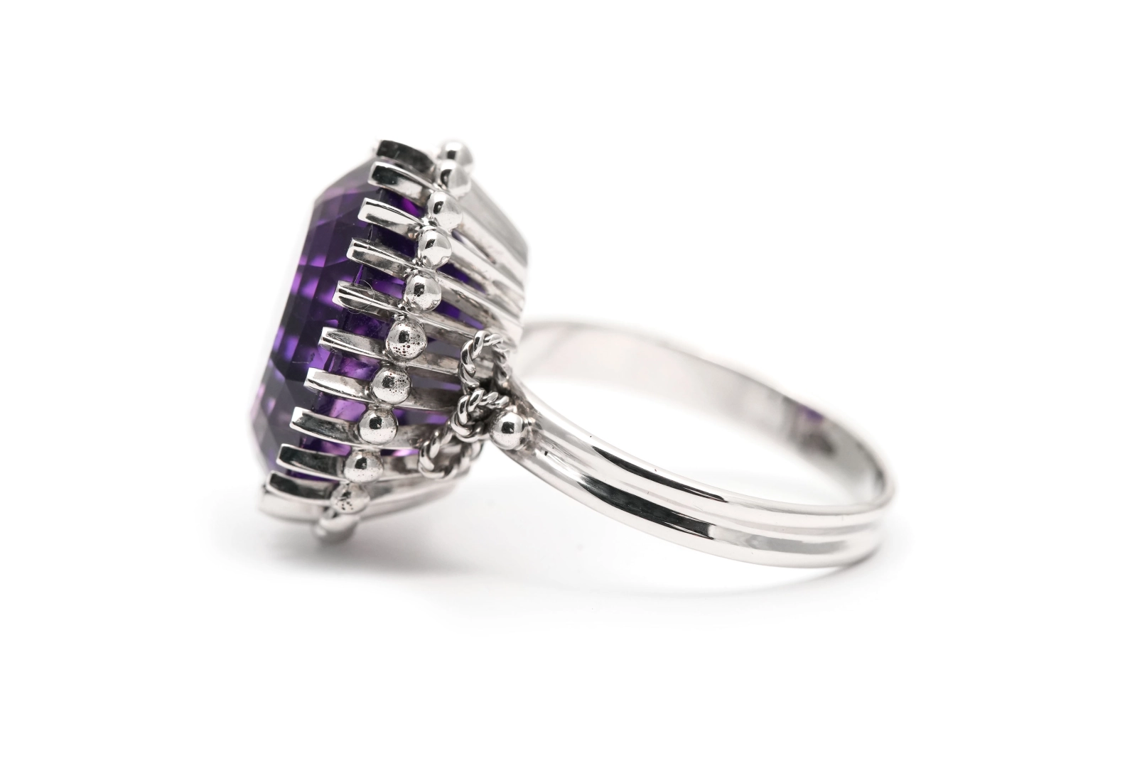 Bague Années 70 en or blanc 18 carats sertie d'une améthyste