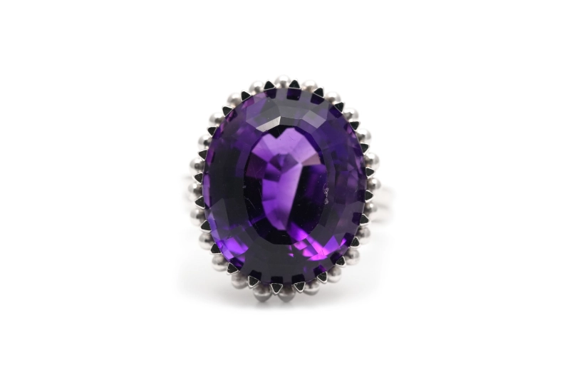 Bague Années 70 en or blanc 18 carats sertie d'une améthyste