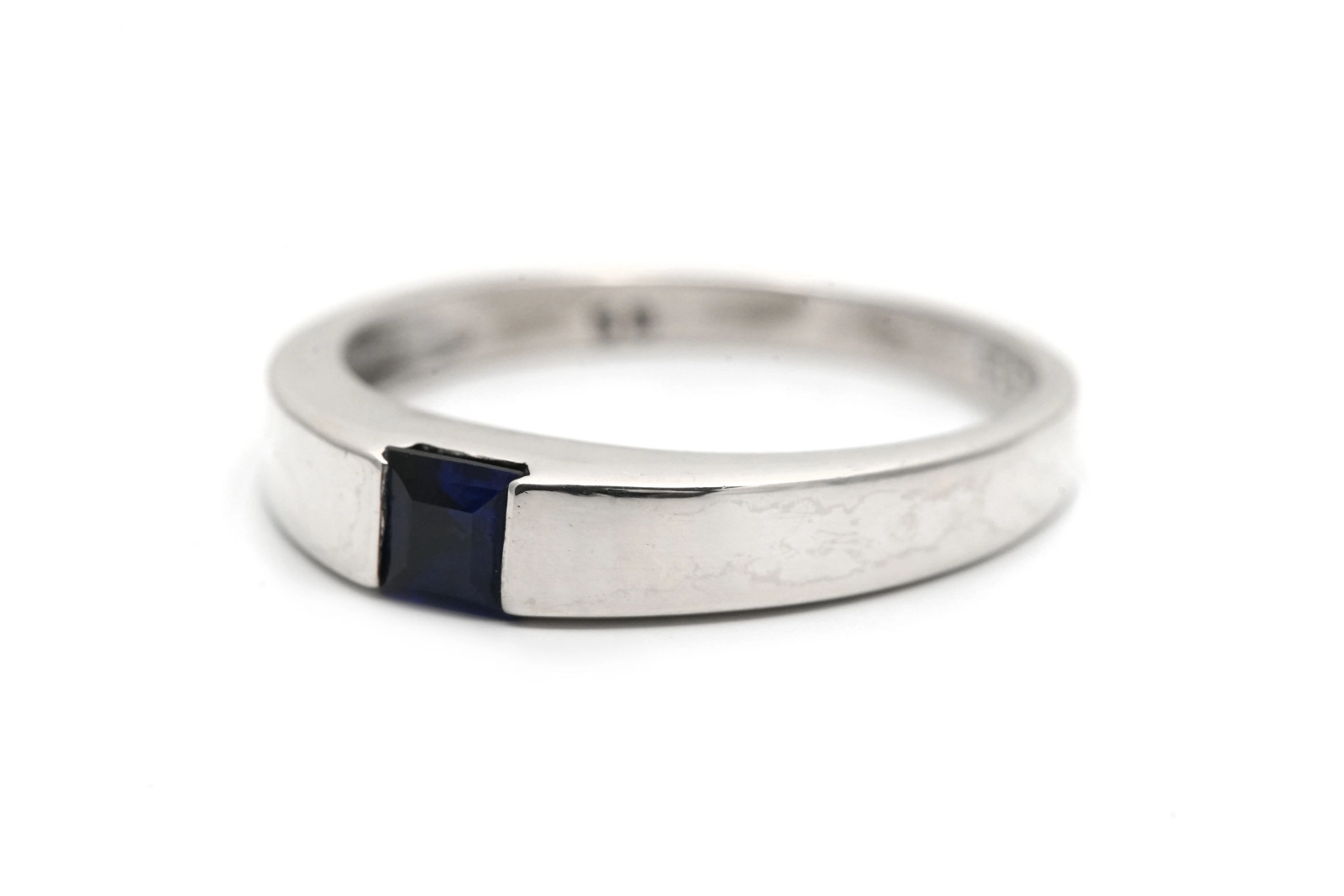 Bague contemporaine en argent 925 sertie d'un saphir de synthèse