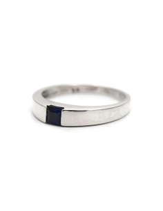 Bague contemporaine en argent 925 sertie d'un saphir de synthèse