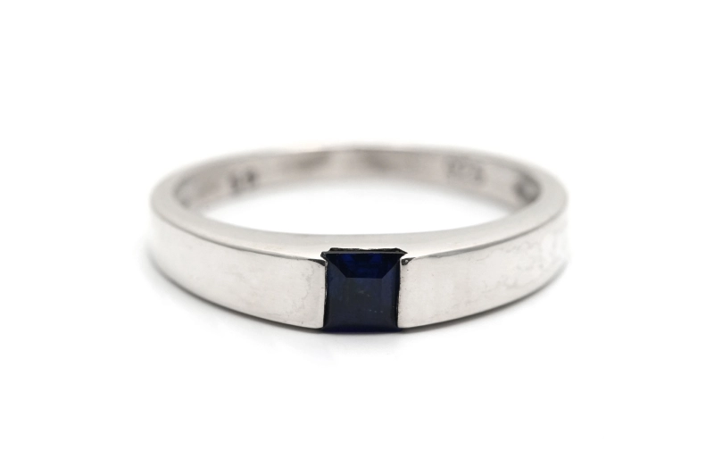 Bague contemporaine en argent 925 sertie d'un saphir de synthèse