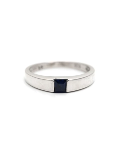 Bague contemporaine en argent 925 sertie d'un saphir de synthèse
