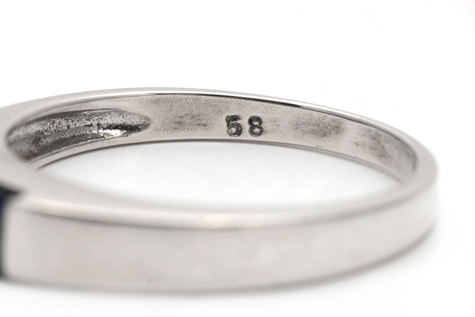 Bague contemporaine en argent 925 sertie d'un saphir de synthèse