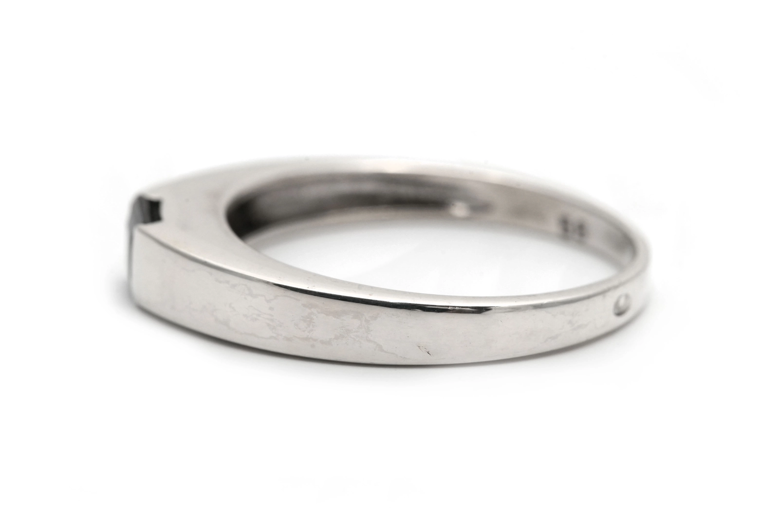 Bague contemporaine en argent 925 sertie d'un saphir de synthèse