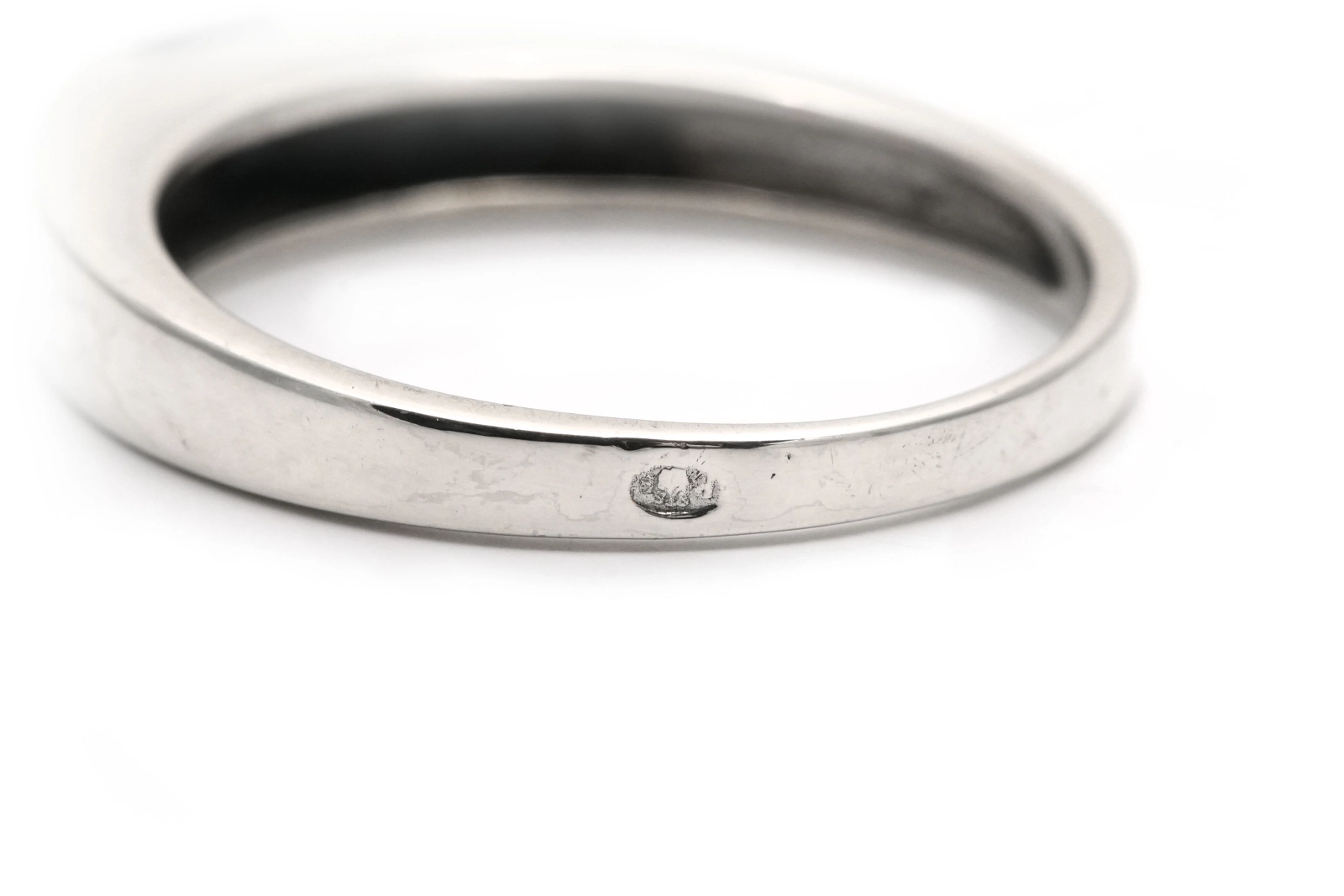 Bague contemporaine en argent 925 sertie d'un saphir de synthèse