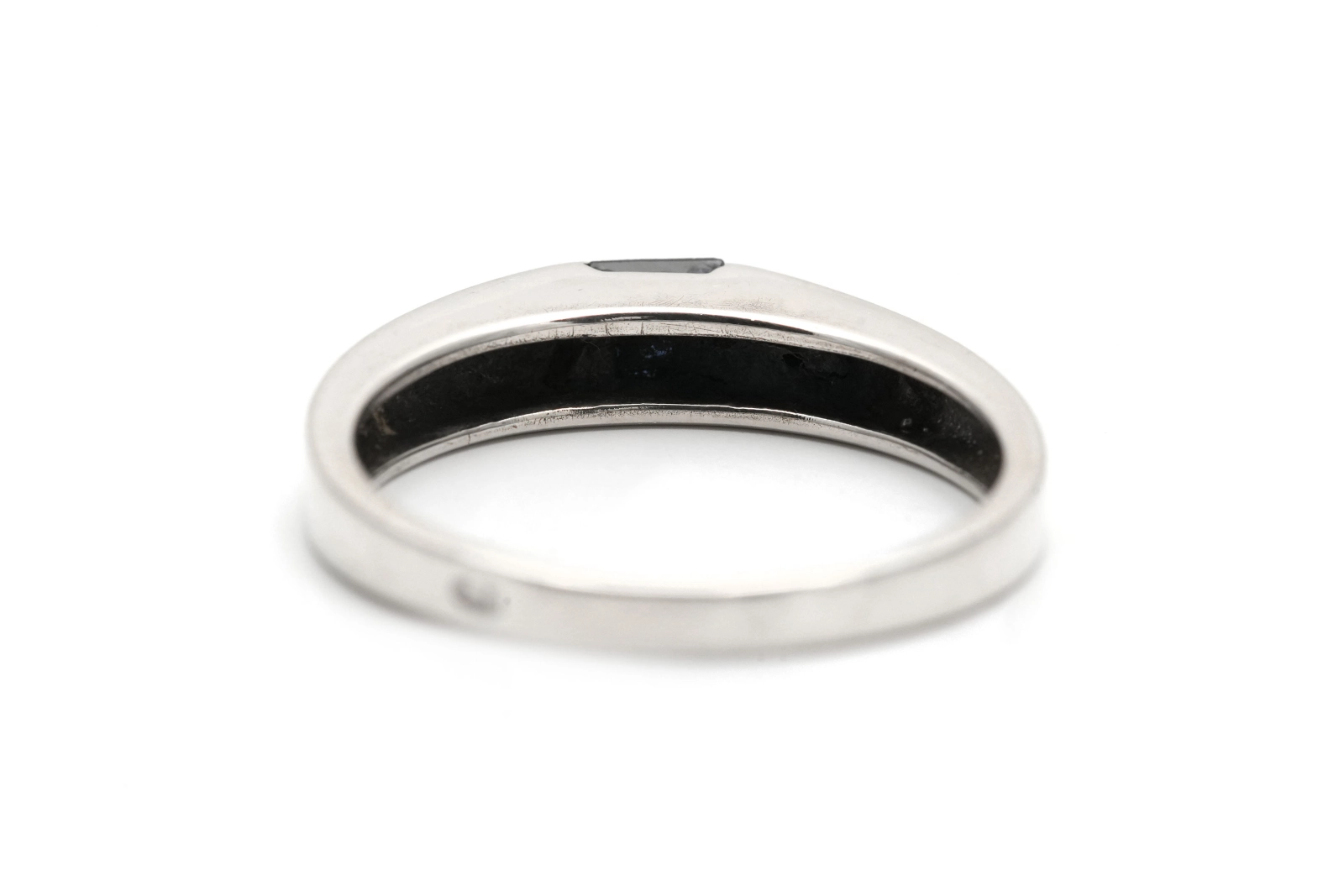 Bague contemporaine en argent 925 sertie d'un saphir de synthèse