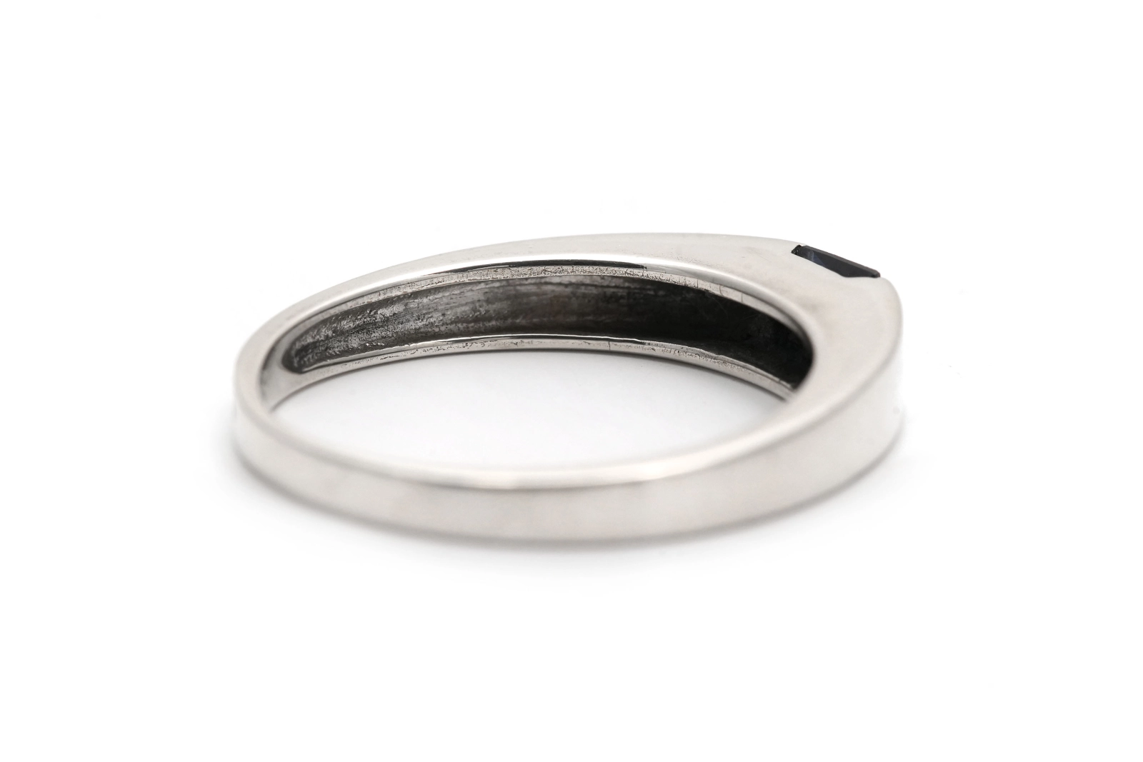Bague contemporaine en argent 925 sertie d'un saphir de synthèse