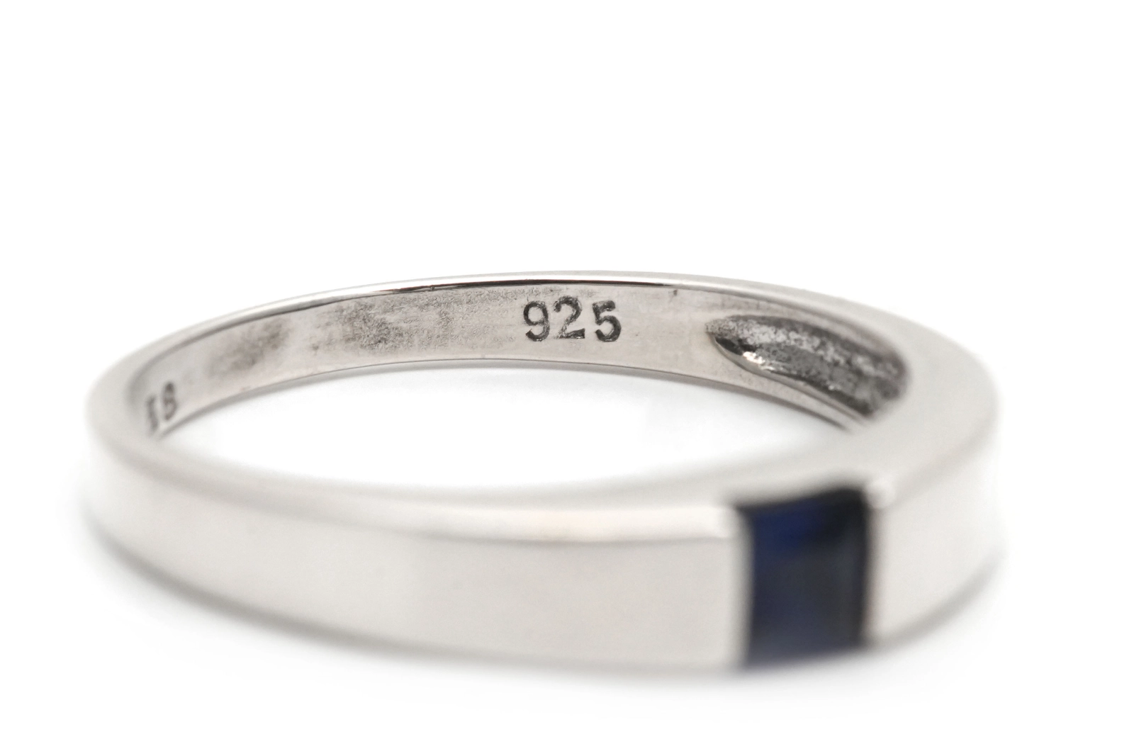 Bague contemporaine en argent 925 sertie d'un saphir de synthèse