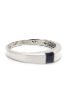 Bague contemporaine en argent 925 sertie d'un saphir de synthèse