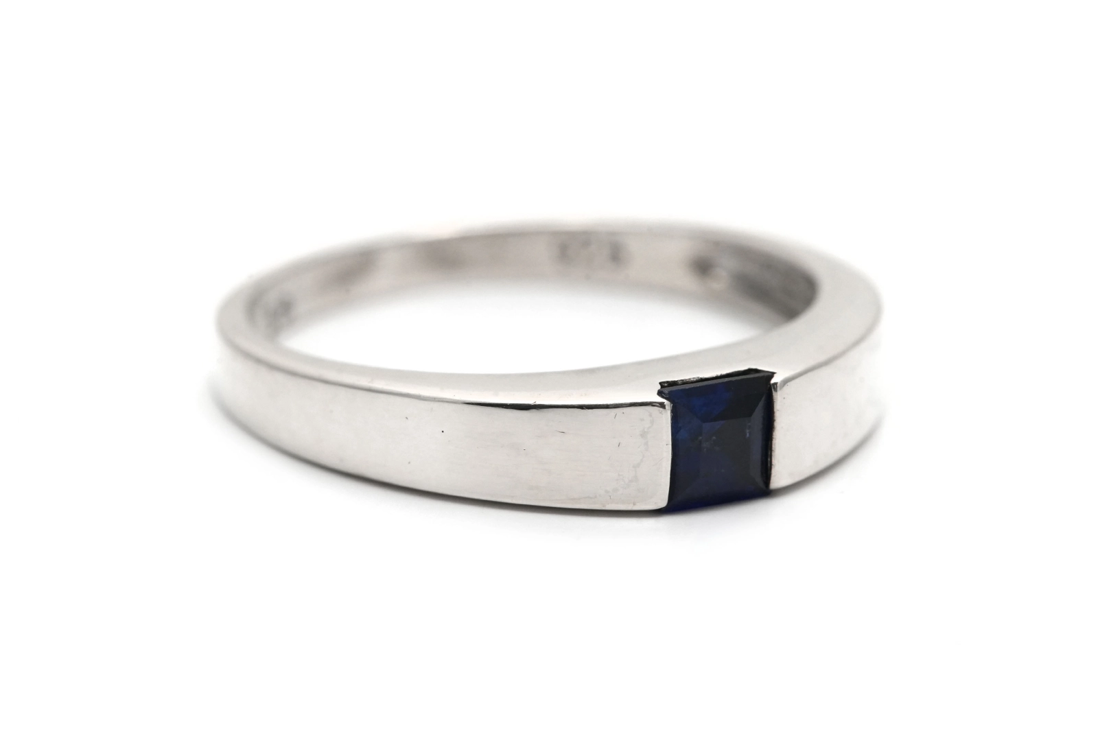 Bague contemporaine en argent 925 sertie d'un saphir de synthèse