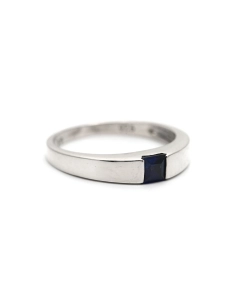 Bague contemporaine en argent 925 sertie d'un saphir de synthèse