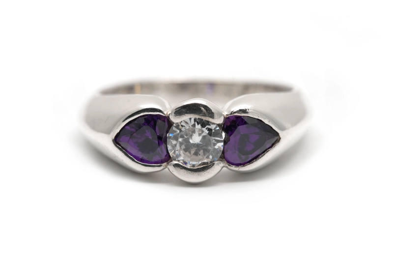 Bague contemporaine en argent 925 sertie de zirconiums