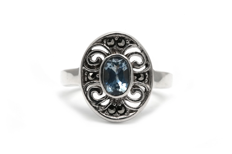 Bague contemporaine en argent sertie d'une topaze