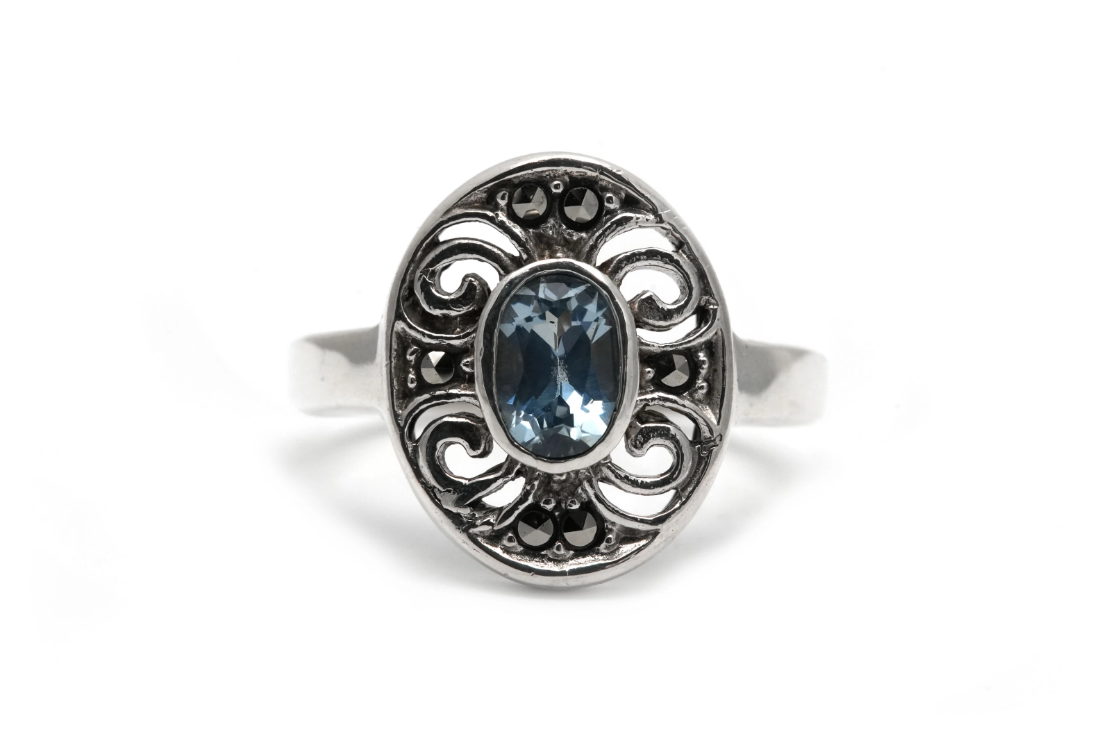 Bague contemporaine en argent sertie d'une topaze