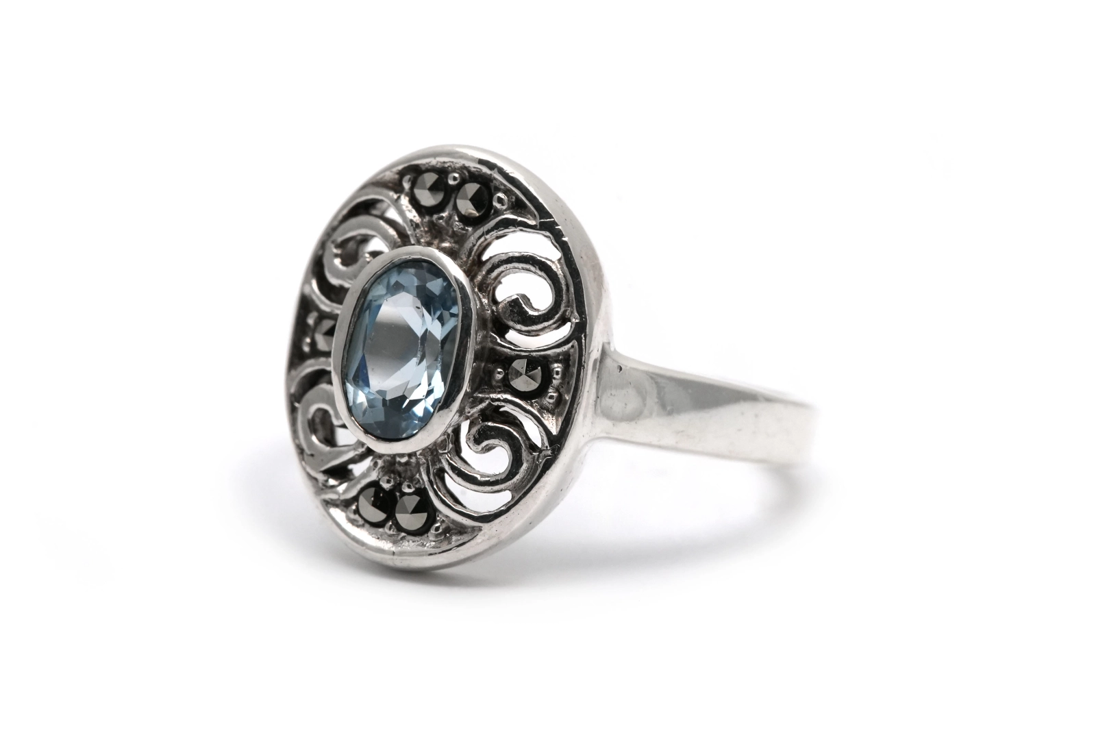 Bague contemporaine en argent sertie d'une topaze
