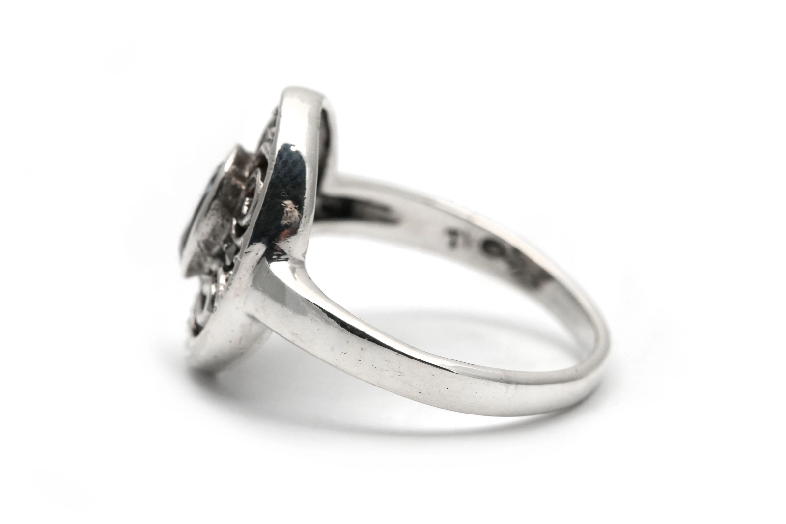 Bague contemporaine en argent sertie d'une topaze