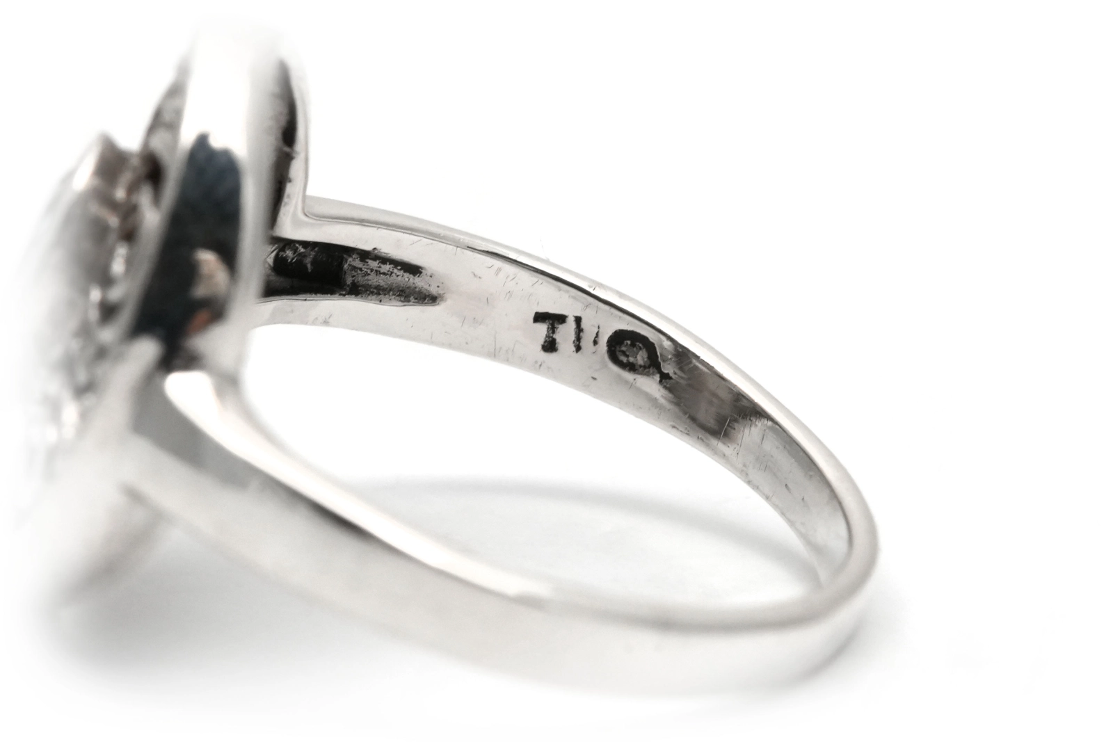 Bague contemporaine en argent sertie d'une topaze