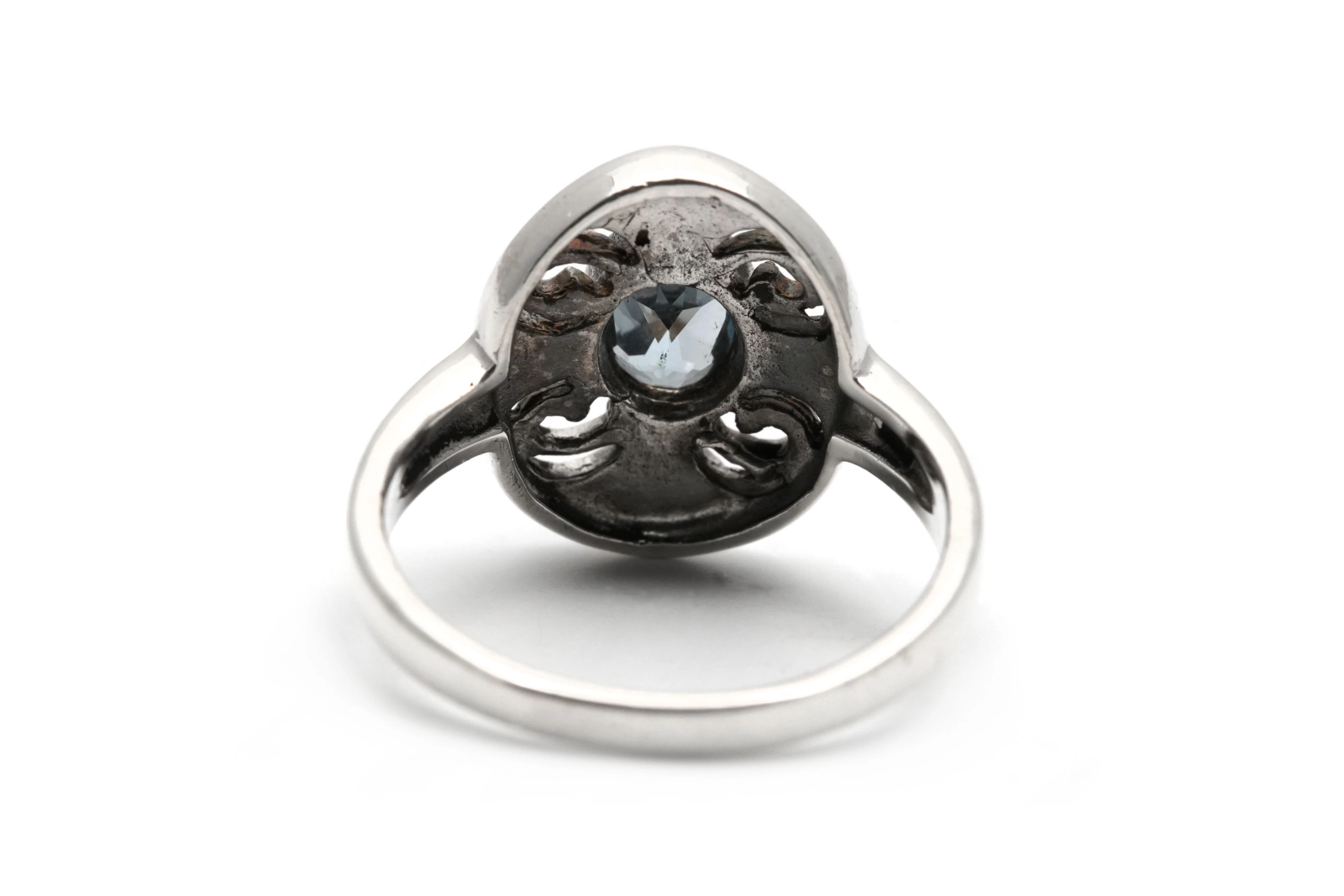 Bague contemporaine en argent sertie d'une topaze