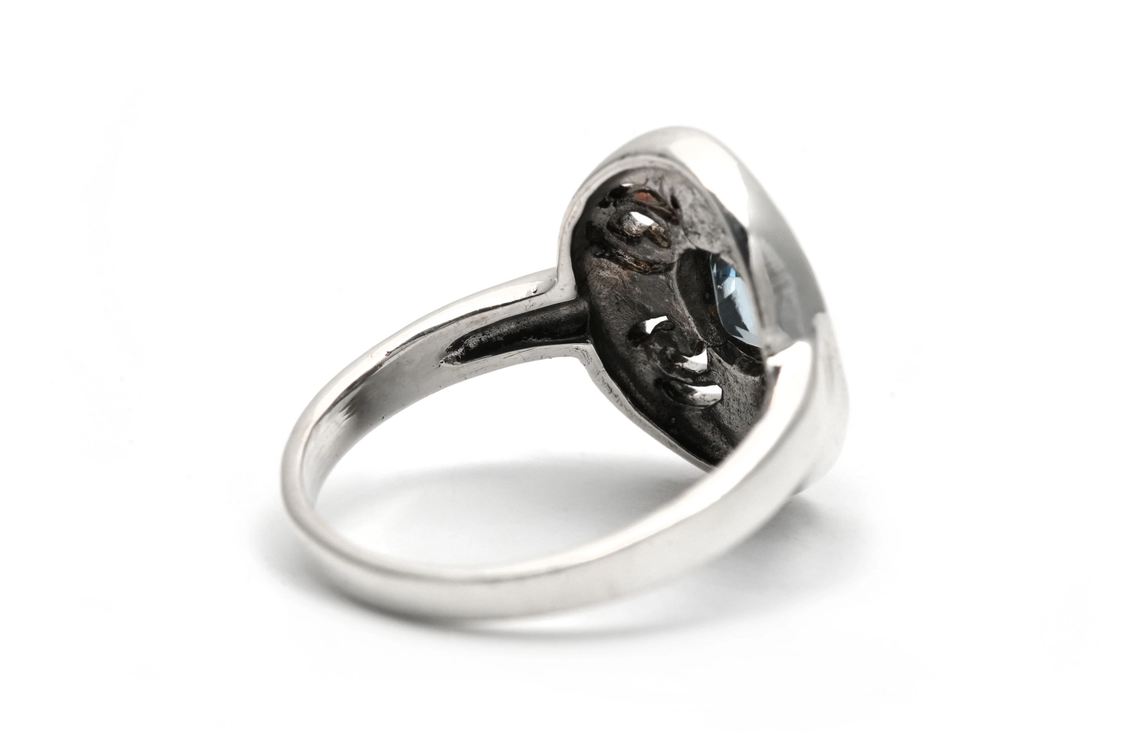 Bague contemporaine en argent sertie d'une topaze