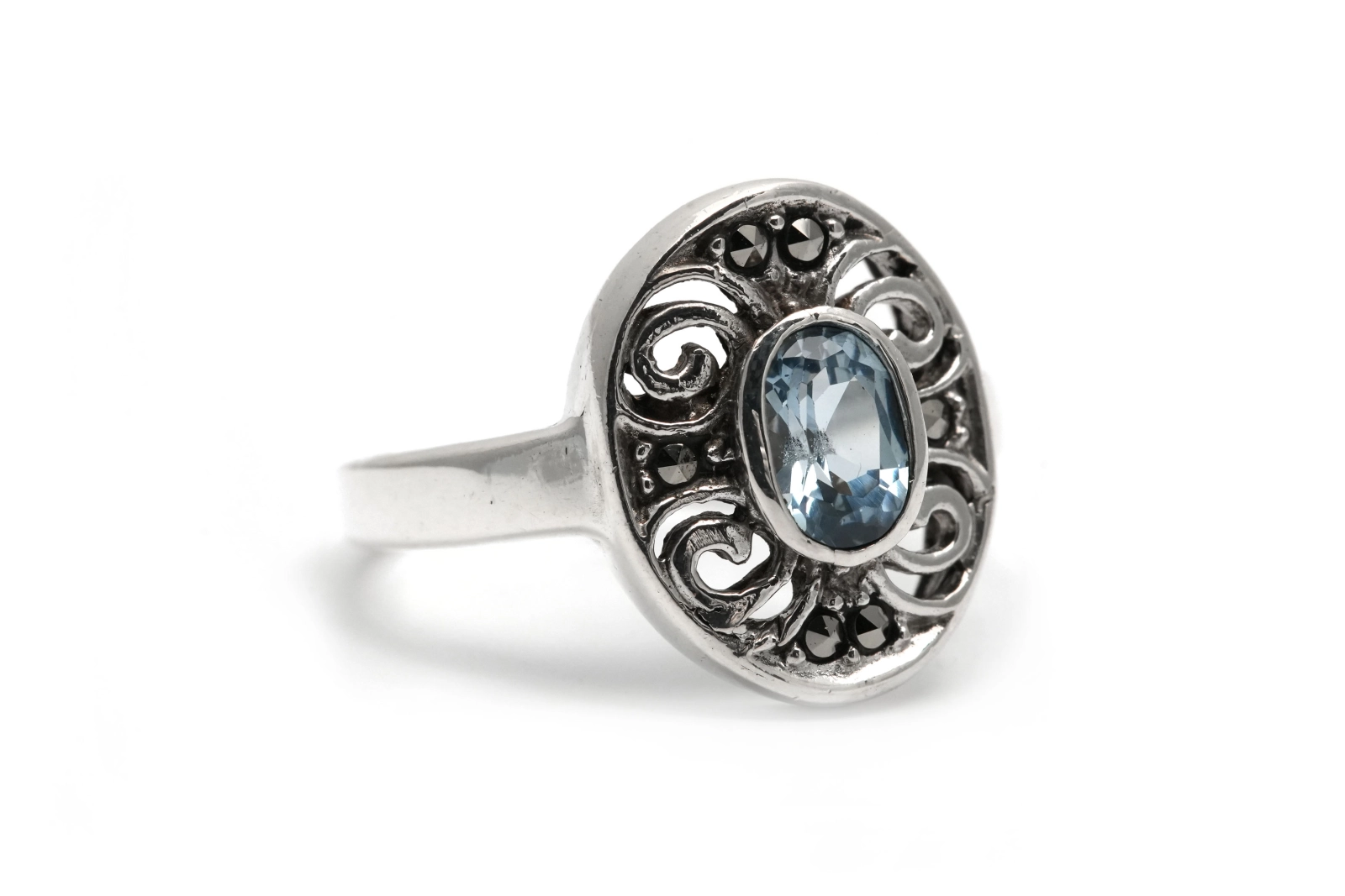 Bague contemporaine en argent sertie d'une topaze