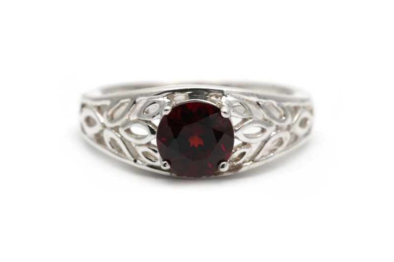 Bague contemporaine en argent 925 sertie d'un grenat
