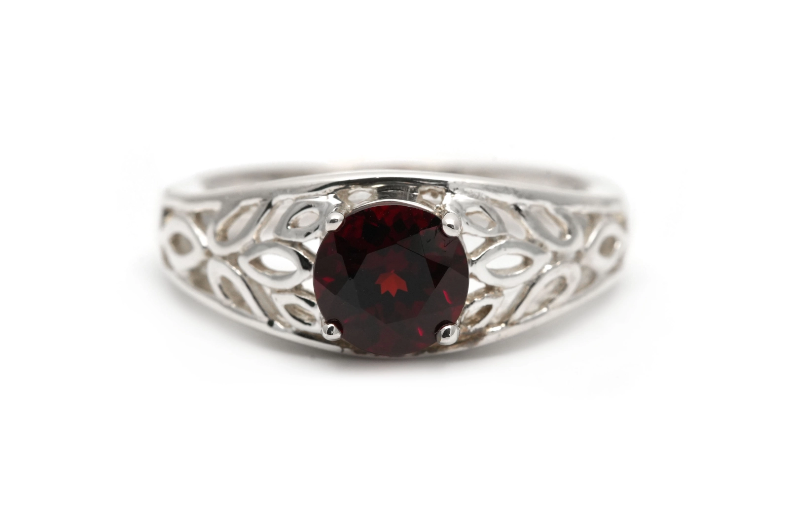 Bague contemporaine en argent 925 sertie d'un grenat