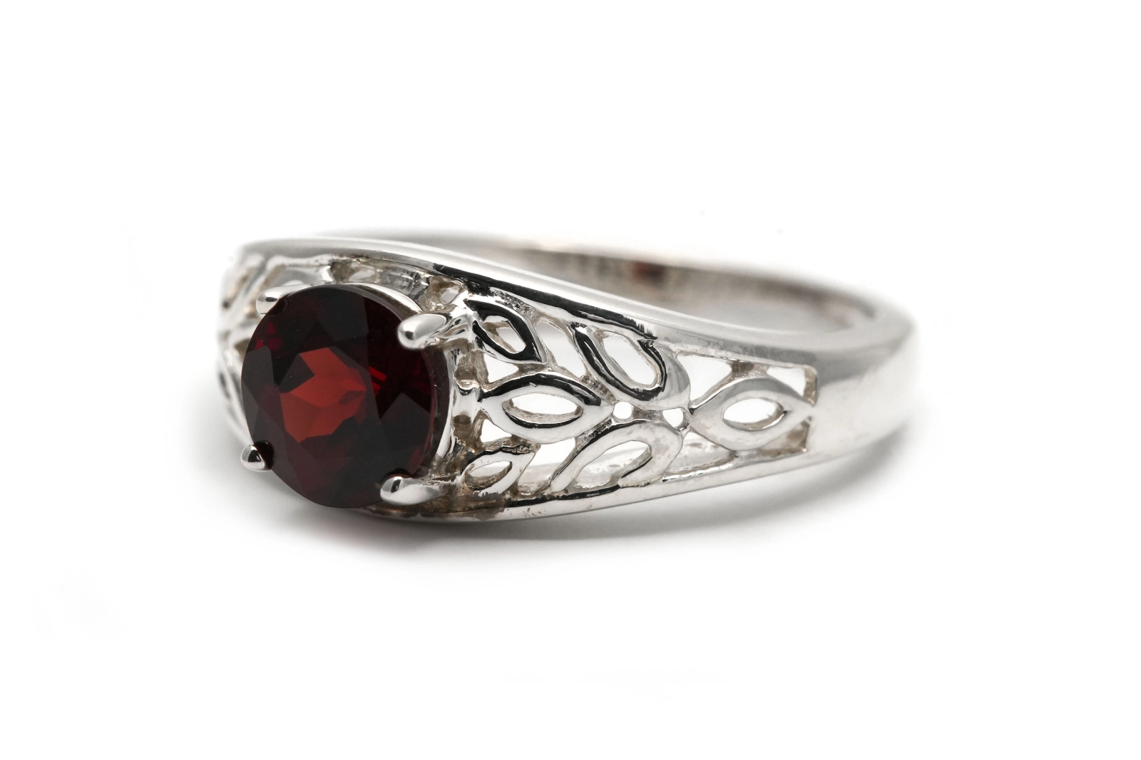 Bague contemporaine en argent 925 sertie d'un grenat