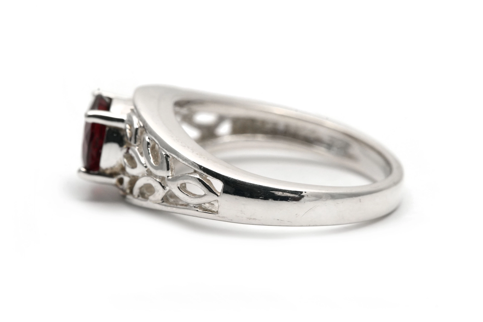 Bague contemporaine en argent 925 sertie d'un grenat