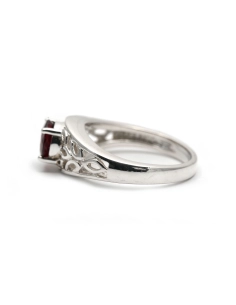 Bague contemporaine en argent 925 sertie d'un grenat