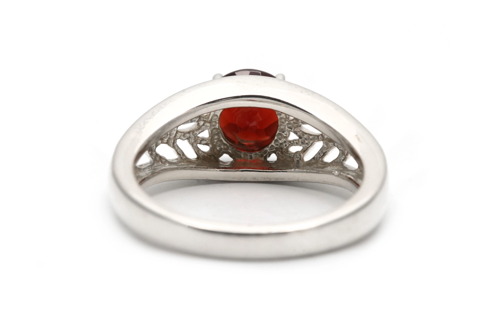 Bague contemporaine en argent 925 sertie d'un grenat