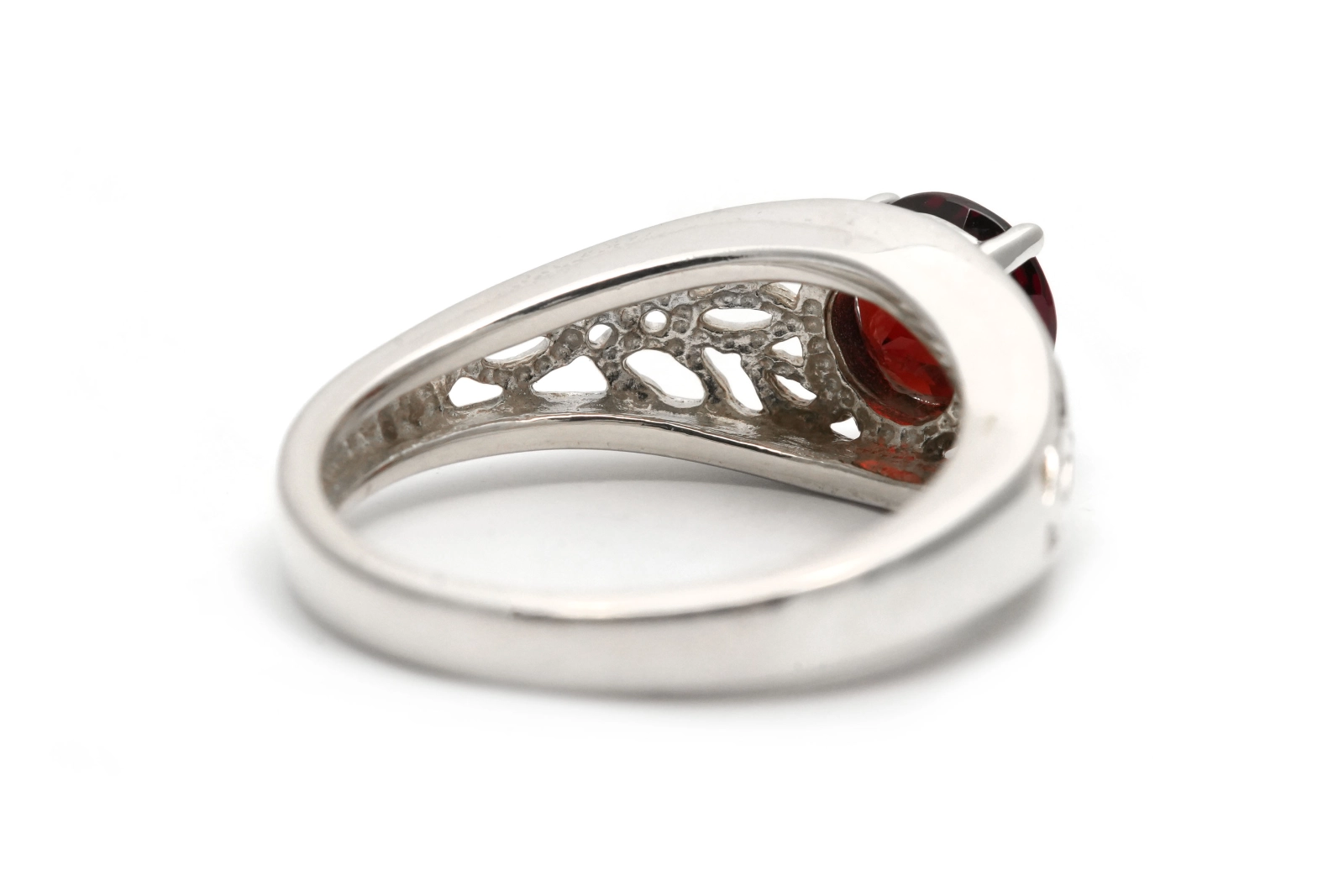 Bague contemporaine en argent 925 sertie d'un grenat
