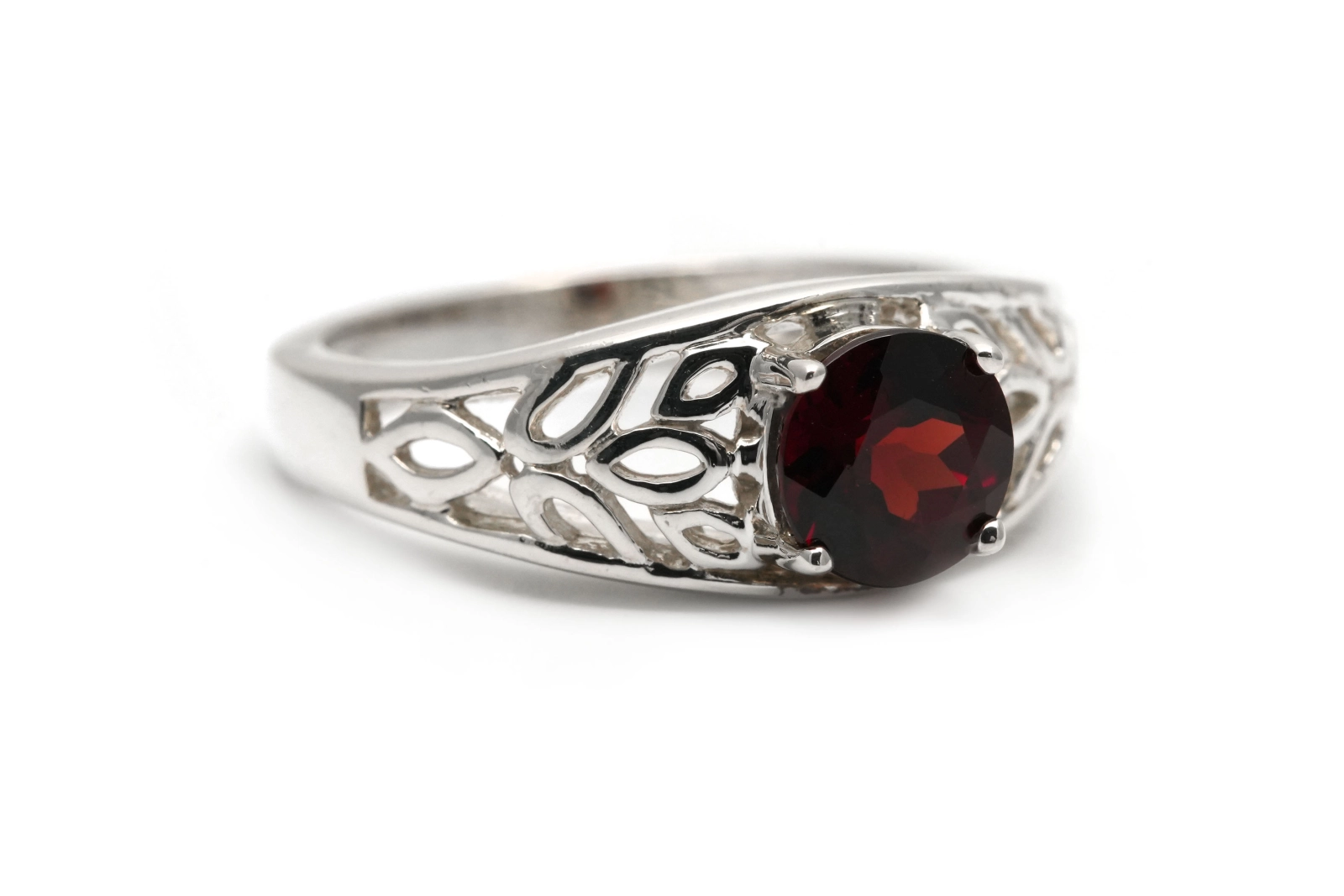 Bague contemporaine en argent 925 sertie d'un grenat