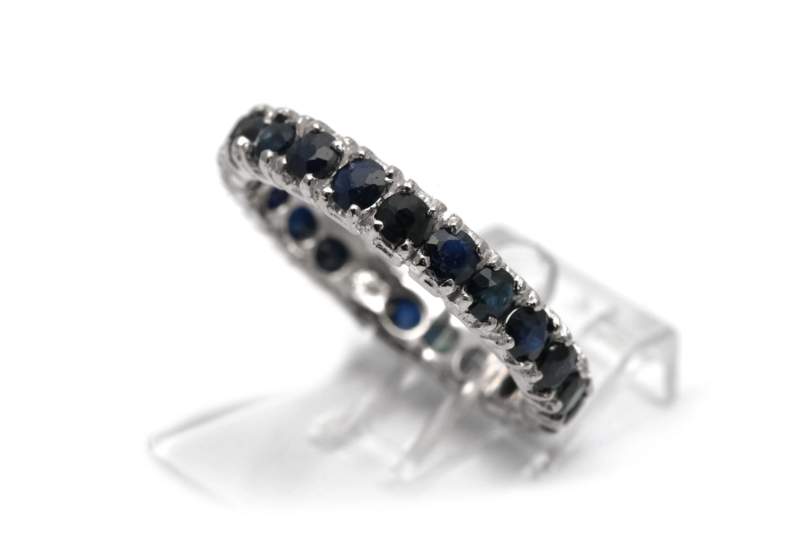Bague contemporaine en argent 925 sertie de saphirs