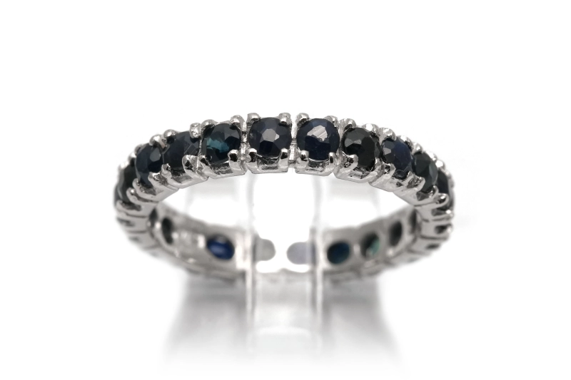 Bague contemporaine en argent 925 sertie de saphirs