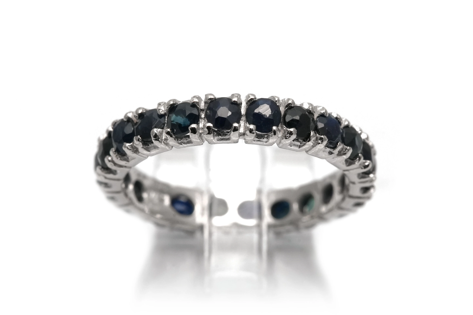 Bague contemporaine en argent 925 sertie de saphirs
