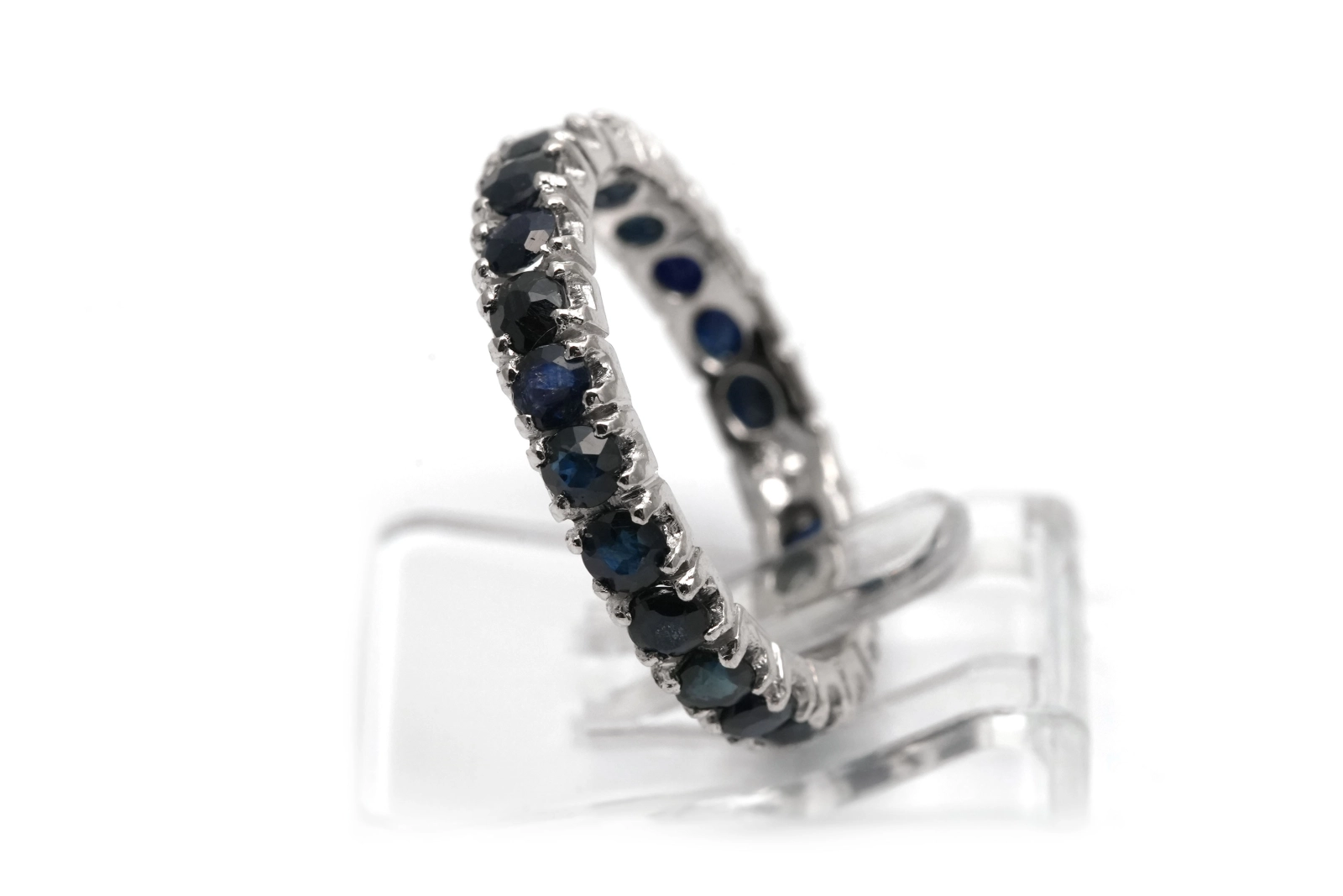 Bague contemporaine en argent 925 sertie de saphirs