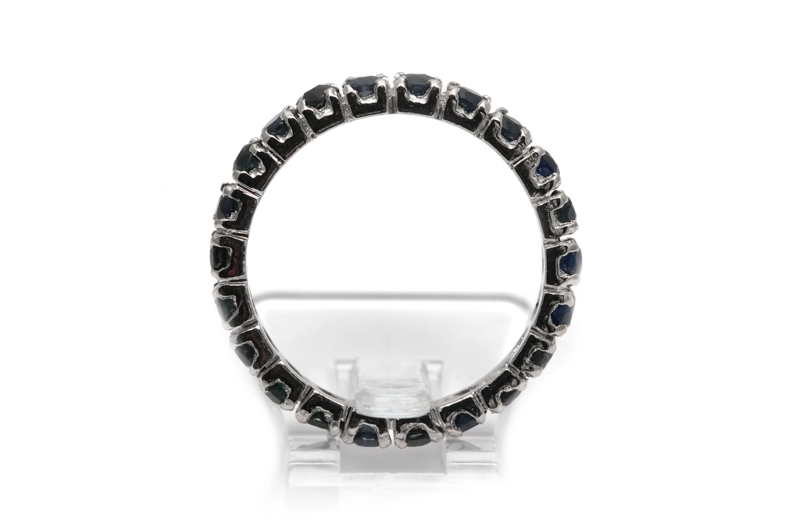 Bague contemporaine en argent 925 sertie de saphirs