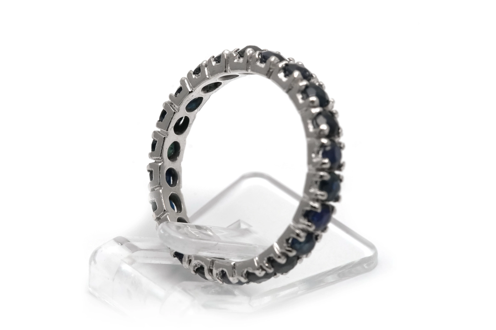 Bague contemporaine en argent 925 sertie de saphirs