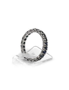 Bague contemporaine en argent 925 sertie de saphirs
